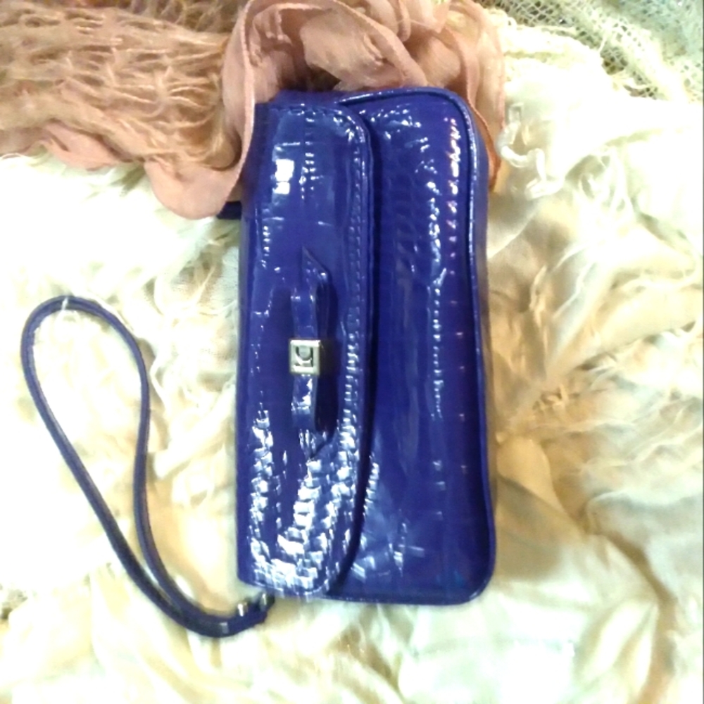 Clutch wristlet